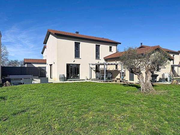 Maison moderne sur la commune de Beligneux , piscine , terrain, garage, 3 chambres