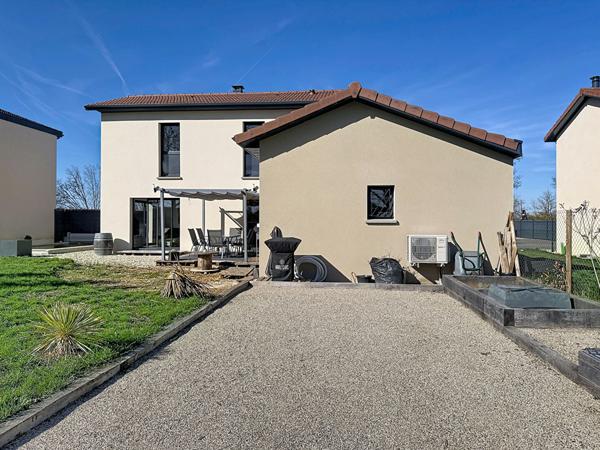 Maison moderne sur la commune de Beligneux , piscine , terrain, garage, 3 chambres