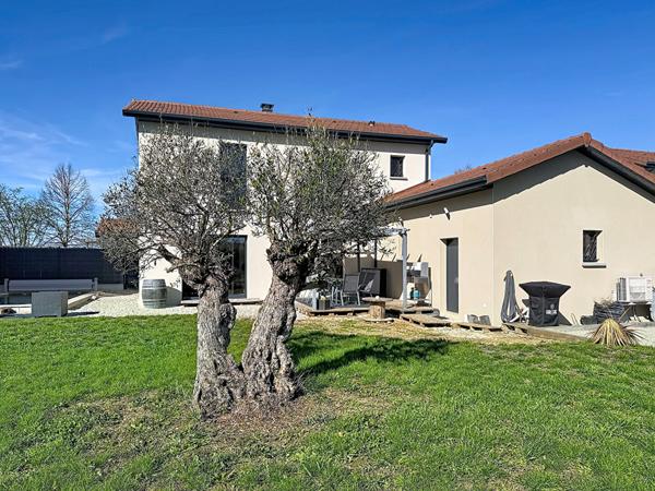 Maison moderne sur la commune de Beligneux , piscine , terrain, garage, 3 chambres