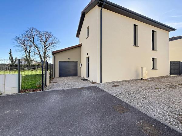 Maison moderne sur la commune de Beligneux , piscine , terrain, garage, 3 chambres