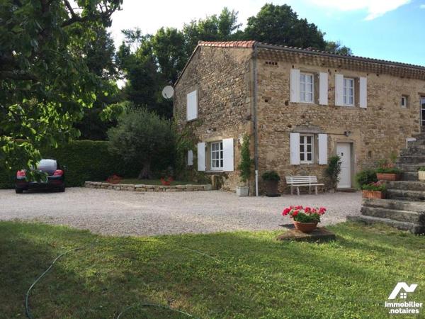 Proche de Crest cette belle propriété en pierre composée  de deux maisons.