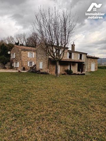 Proche de Crest cette belle propriété en pierre composée  de deux maisons.