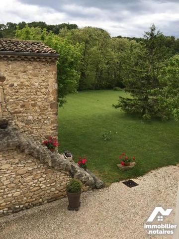 Proche de Crest cette belle propriété en pierre composée  de deux maisons.