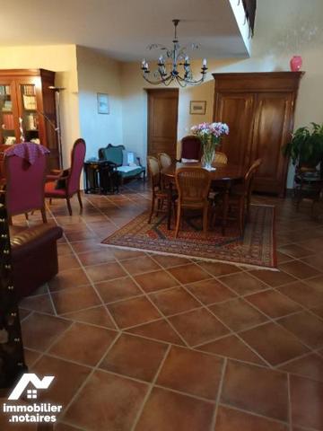 Proche de Crest cette belle propriété en pierre composée  de deux maisons.