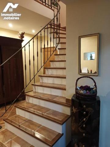 Proche de Crest cette belle propriété en pierre composée  de deux maisons.