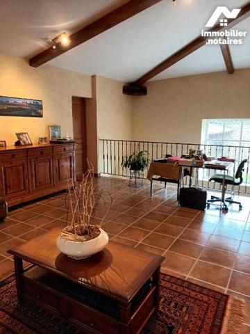 Proche de Crest cette belle propriété en pierre composée  de deux maisons.