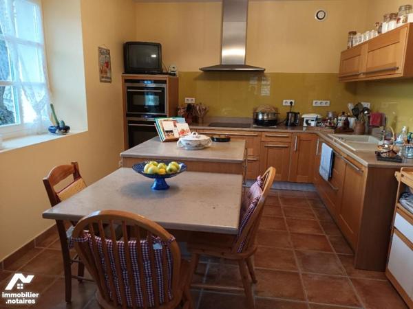 Proche de Crest cette belle propriété en pierre composée  de deux maisons.