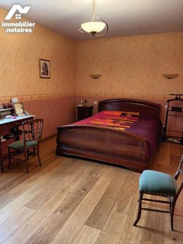 Proche de Crest cette belle propriété en pierre composée  de deux maisons.