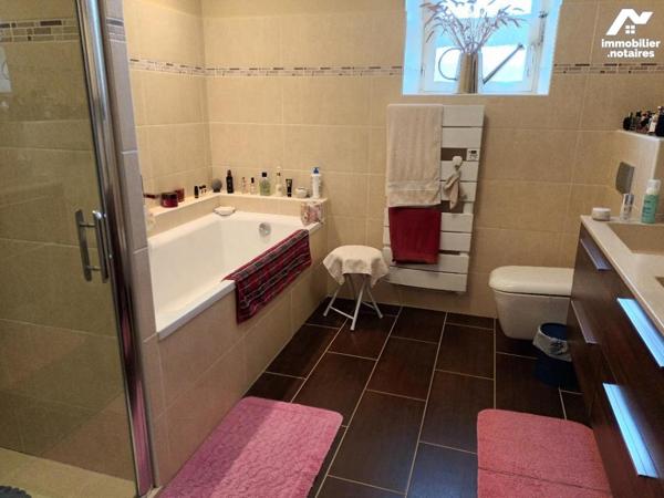 Proche de Crest cette belle propriété en pierre composée  de deux maisons.