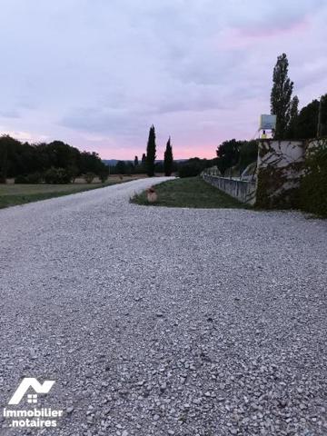 Proche de Crest cette belle propriété en pierre composée  de deux maisons.