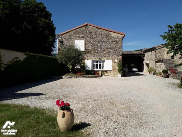 Proche de Crest cette belle propriété en pierre composée  de deux maisons.