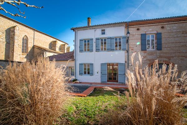 Dunes (82340) Spacieuse maison de village à quatre chambres avec jardin