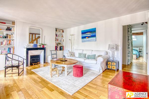 Versailles Notre-Dame Appartement 5 pièces de 115 m² au sol (98.5 m² carrez) situé au 4ème et dernier étage €885 000 ** - Référence 25780