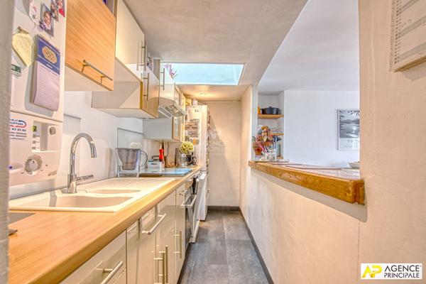Versailles Notre-Dame Appartement 5 pièces de 115 m² au sol (98.5 m² carrez) situé au 4ème et dernier étage €885 000 ** - Référence 25780