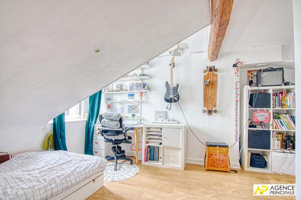 Versailles Notre-Dame Appartement 5 pièces de 115 m² au sol (98.5 m² carrez) situé au 4ème et dernier étage €885 000 ** - Référence 25780