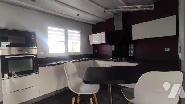 Campagne proche de Beaurains : Plain-pied individuel avec carport et garage.