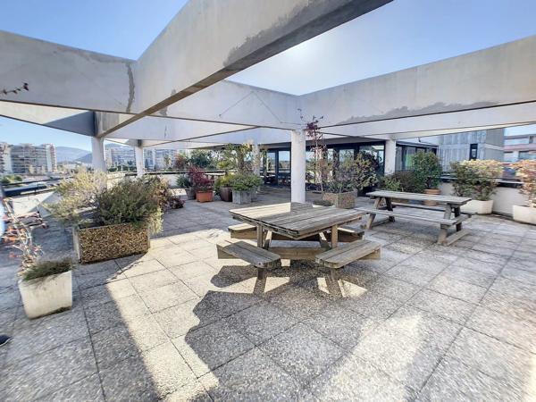 Vente                                                      Local commercial
                        
                                         110 m2                     à Mandelieu-la-Napoule