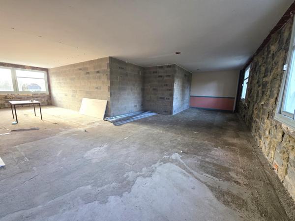 Investissement locatif : Appartement à rénover entièrement, au sein d'un immeuble.