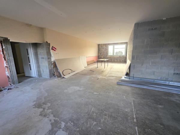 Investissement locatif : Appartement à rénover entièrement, au sein d'un immeuble.