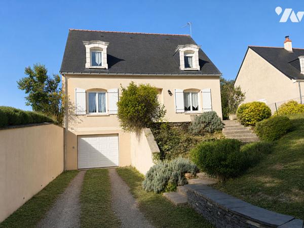 Maison familiale 4 chambres avec sous-sol total et terrain arboré - Proche Saumur