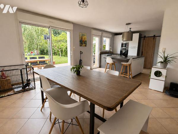 Maison familiale 4 chambres avec sous-sol total et terrain arboré - Proche Saumur