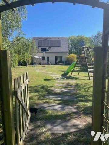 Maison familiale 4 chambres avec sous-sol total et terrain arboré - Proche Saumur
