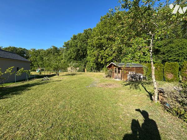 Maison familiale 4 chambres avec sous-sol total et terrain arboré - Proche Saumur