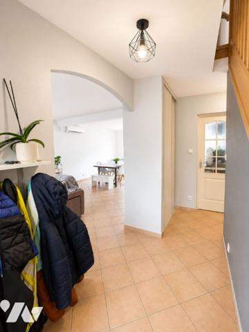 Maison familiale 4 chambres avec sous-sol total et terrain arboré - Proche Saumur