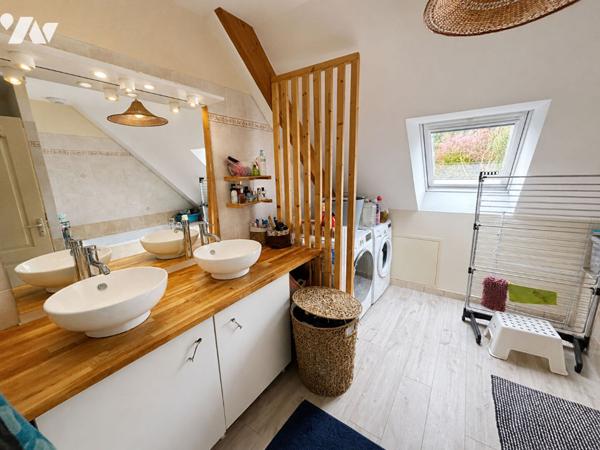 Maison familiale 4 chambres avec sous-sol total et terrain arboré - Proche Saumur