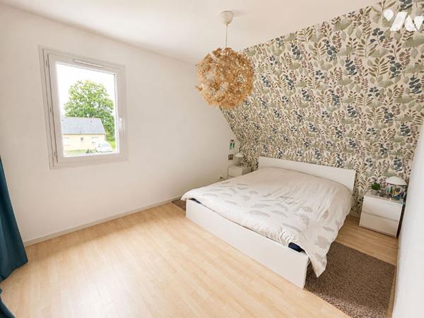 Maison familiale 4 chambres avec sous-sol total et terrain arboré - Proche Saumur