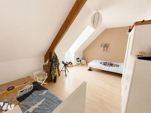 Maison familiale 4 chambres avec sous-sol total et terrain arboré - Proche Saumur