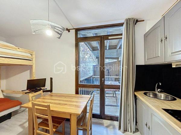 Ce studio situé à l'entrée de Pra Loup 1600 bénéficie d'un emplacement idéal, à proximité du départ de la navette permettant de rejoindre facilement le front de neige et les pistes. 
Entièrement fonctionnel et récemment rafraichi, il s'ouvre sur un hall d'entrée équipé de rangements pratiques. La salle de bain rénovée entièrement habillée de travertin et comprend une baignoire ainsi que des WC.
La Grande Pièce de vie offre un bel espace modulable comprenant 4 couchage et une kitchenette refaite, parfaitement équipée pour les séjours en montagne. Lumineux et agréable, le studio s'ouvre sur un balcon permettant de profiter pleinement de l'extérieur et du panorama environnant 

UN PIED A TERRE IDEAL POUR DES VACANCES OU DES ESCAPADES EN MONTAGNE