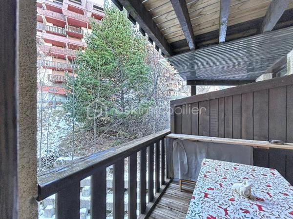 Ce studio situé à l'entrée de Pra Loup 1600 bénéficie d'un emplacement idéal, à proximité du départ de la navette permettant de rejoindre facilement le front de neige et les pistes. 
Entièrement fonctionnel et récemment rafraichi, il s'ouvre sur un hall d'entrée équipé de rangements pratiques. La salle de bain rénovée entièrement habillée de travertin et comprend une baignoire ainsi que des WC.
La Grande Pièce de vie offre un bel espace modulable comprenant 4 couchage et une kitchenette refaite, parfaitement équipée pour les séjours en montagne. Lumineux et agréable, le studio s'ouvre sur un balcon permettant de profiter pleinement de l'extérieur et du panorama environnant 

UN PIED A TERRE IDEAL POUR DES VACANCES OU DES ESCAPADES EN MONTAGNE