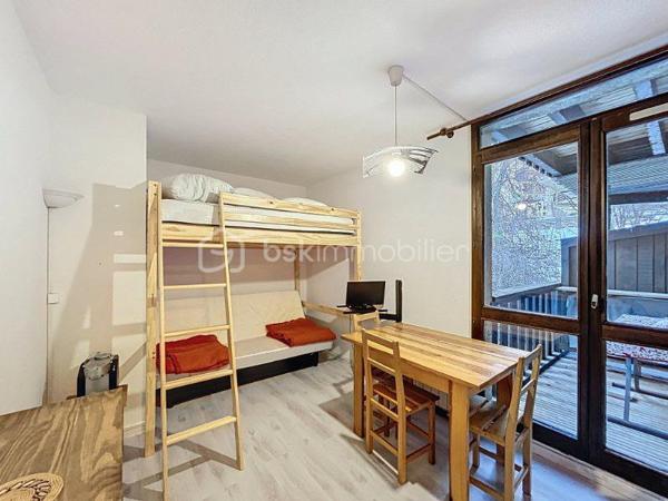 Ce studio situé à l'entrée de Pra Loup 1600 bénéficie d'un emplacement idéal, à proximité du départ de la navette permettant de rejoindre facilement le front de neige et les pistes. 
Entièrement fonctionnel et récemment rafraichi, il s'ouvre sur un hall d'entrée équipé de rangements pratiques. La salle de bain rénovée entièrement habillée de travertin et comprend une baignoire ainsi que des WC.
La Grande Pièce de vie offre un bel espace modulable comprenant 4 couchage et une kitchenette refaite, parfaitement équipée pour les séjours en montagne. Lumineux et agréable, le studio s'ouvre sur un balcon permettant de profiter pleinement de l'extérieur et du panorama environnant 

UN PIED A TERRE IDEAL POUR DES VACANCES OU DES ESCAPADES EN MONTAGNE