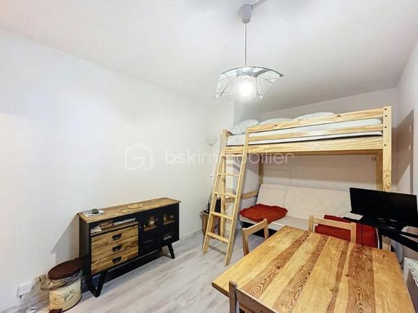Ce studio situé à l'entrée de Pra Loup 1600 bénéficie d'un emplacement idéal, à proximité du départ de la navette permettant de rejoindre facilement le front de neige et les pistes. 
Entièrement fonctionnel et récemment rafraichi, il s'ouvre sur un hall d'entrée équipé de rangements pratiques. La salle de bain rénovée entièrement habillée de travertin et comprend une baignoire ainsi que des WC.
La Grande Pièce de vie offre un bel espace modulable comprenant 4 couchage et une kitchenette refaite, parfaitement équipée pour les séjours en montagne. Lumineux et agréable, le studio s'ouvre sur un balcon permettant de profiter pleinement de l'extérieur et du panorama environnant 

UN PIED A TERRE IDEAL POUR DES VACANCES OU DES ESCAPADES EN MONTAGNE