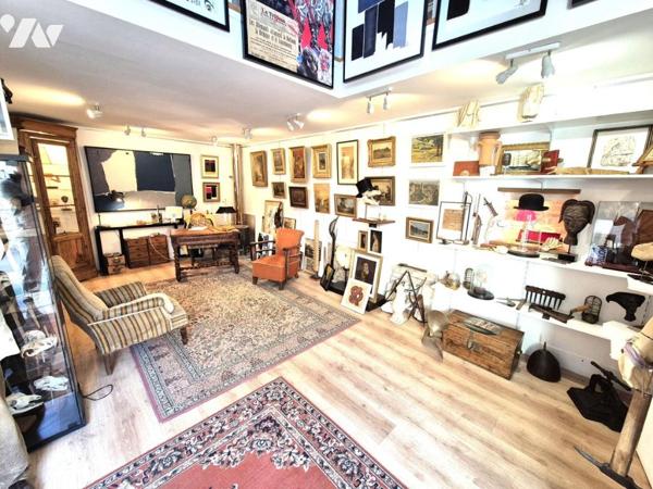 Immeuble avec galerie d'art et studio d'habitation