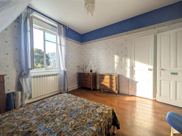 Superbe Maison de Maître de 1910  12 Pièces avec Beau Terrain Arboré