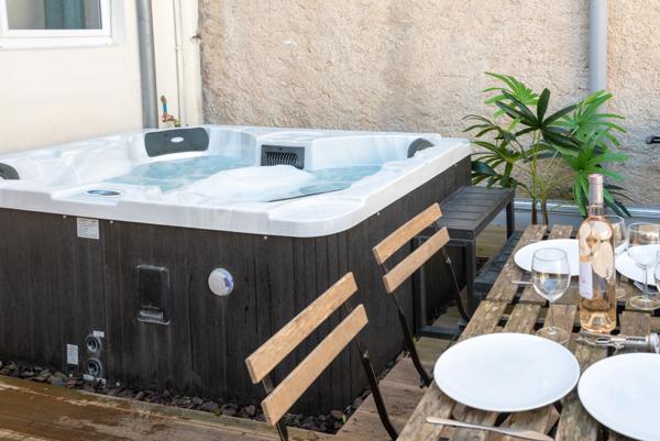 Poitiers (86000) APPARTEMENT 99 M2 RUE GAMBETTA AVEC TERRASSE +JACUZZI ET REVENUS AIRBNB !