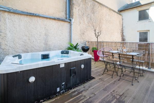 Poitiers (86000) APPARTEMENT 99 M2 RUE GAMBETTA AVEC TERRASSE +JACUZZI ET REVENUS AIRBNB !