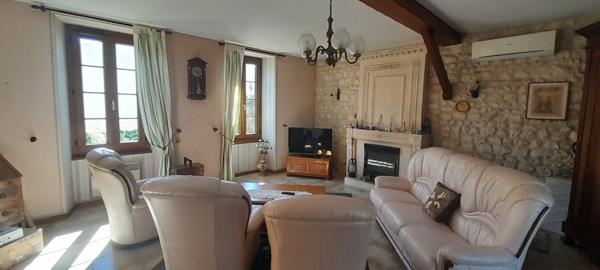 Grande maison à 10 minutes de Mirambeau + dépendances + petit étang