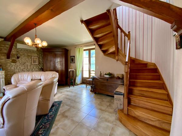 Grande maison à 10 minutes de Mirambeau + dépendances + petit étang