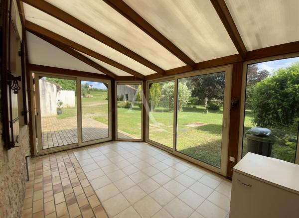 Grande maison à 10 minutes de Mirambeau + dépendances + petit étang