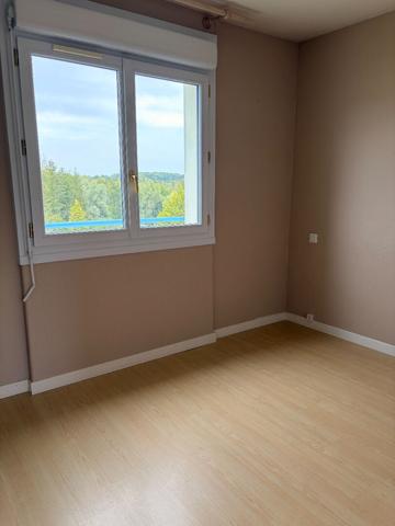 A LOUER APPARTEMENT  DEUX CHAMBRES A HARLY 02100
