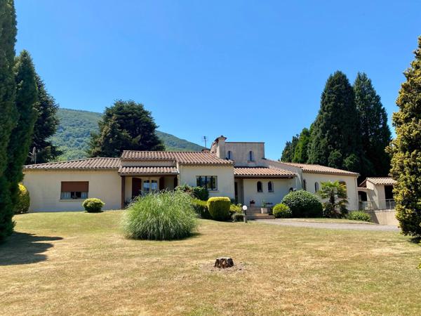 Villa de plain pied avec sous sol complet, piscine, carport et terrain attenant