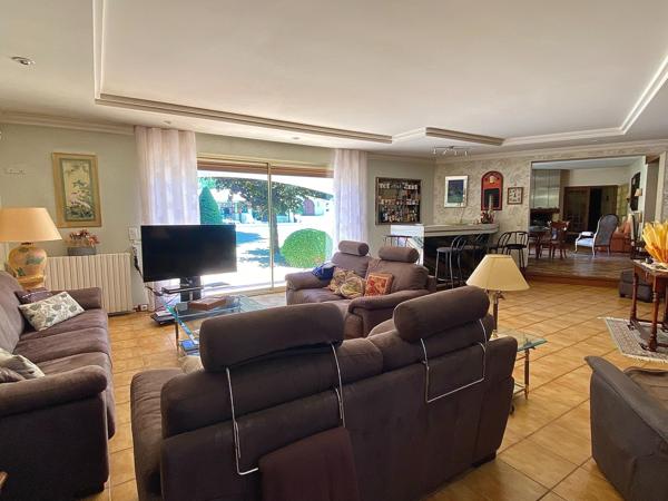Villa de plain pied avec sous sol complet, piscine, carport et terrain attenant