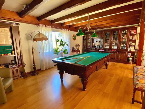 Villa de plain pied avec sous sol complet, piscine, carport et terrain attenant