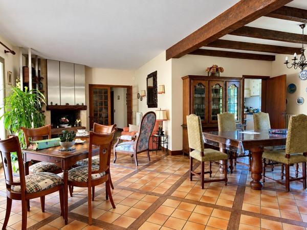 Villa de plain pied avec sous sol complet, piscine, carport et terrain attenant