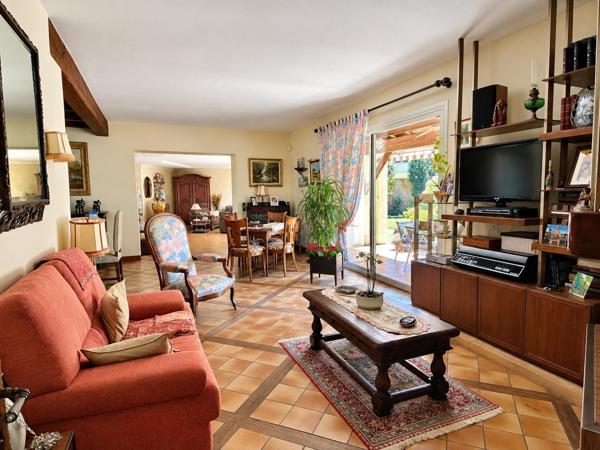Villa de plain pied avec sous sol complet, piscine, carport et terrain attenant