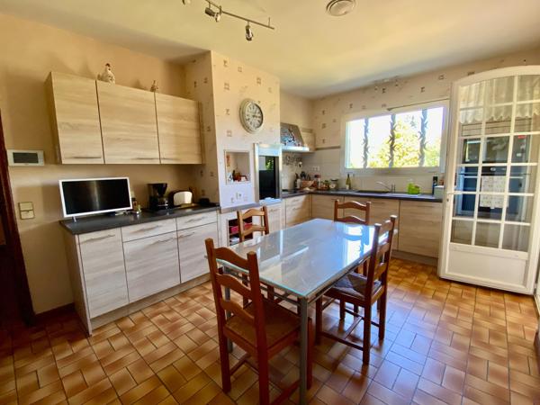 Villa de plain pied avec sous sol complet, piscine, carport et terrain attenant