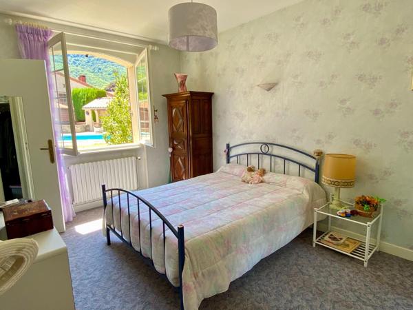Villa de plain pied avec sous sol complet, piscine, carport et terrain attenant